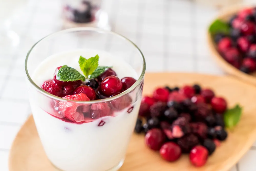 3. Meyveli Yoğurt ve Kefir: Meyve Var, Peki Başka Ne Var?