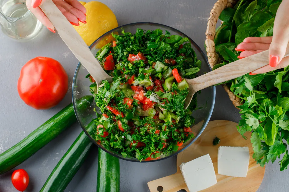 4. Salata Gitmiyor, Sadece Kostüm Değiştiriyor