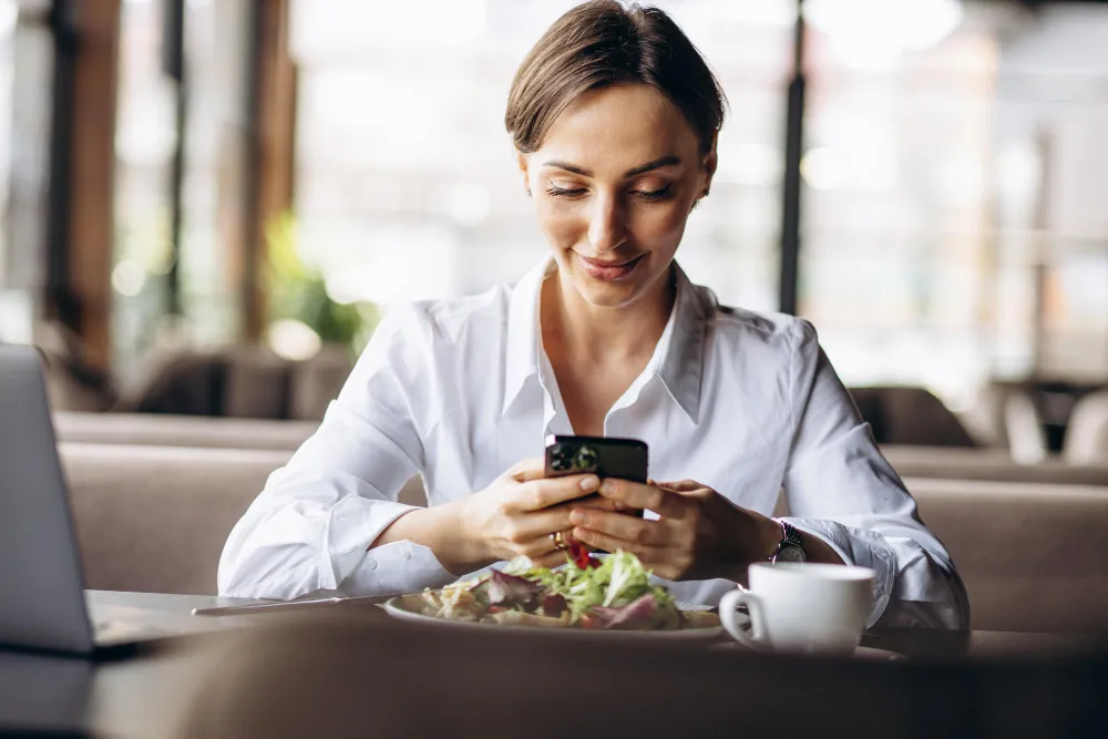 Telefon Kullanımı Daha Fazla Yemeye Neden Olabilir